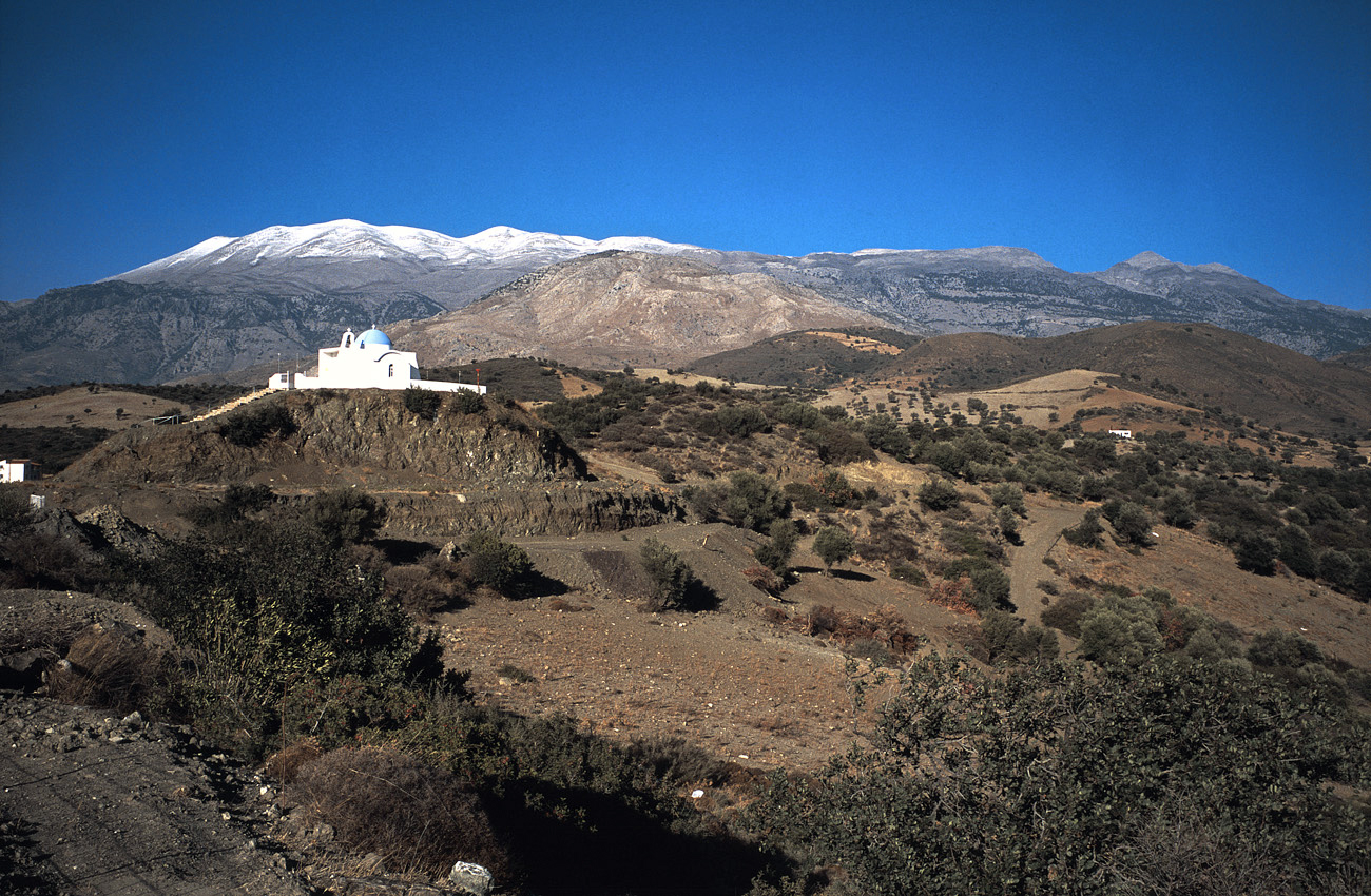 crete140 sous mt ida.jpg - Sud Est, Aghia Galini panorama sur le mont Ida et une petite basilique isolée, en prenant la route de l'intérieur depuis Aghia Galini pour remonter vers le nord Elite Chrome 100